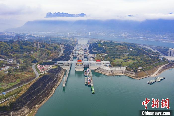 三峡船闸通航20年货运量超19亿吨