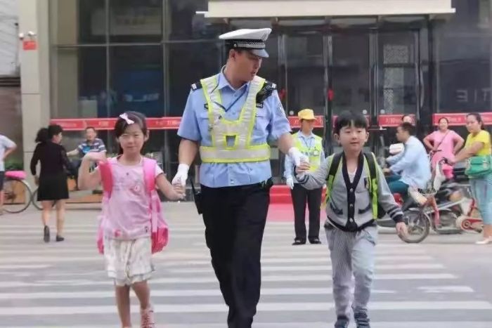 今天开始，开封交警多了一项使命……

