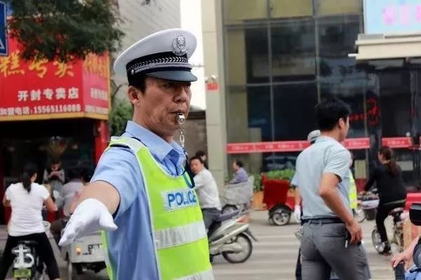 今天开始，开封交警多了一项使命……

