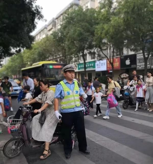 今天开始，开封交警多了一项使命……

