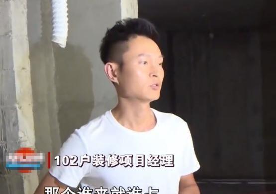 新房入户门被邻居封死