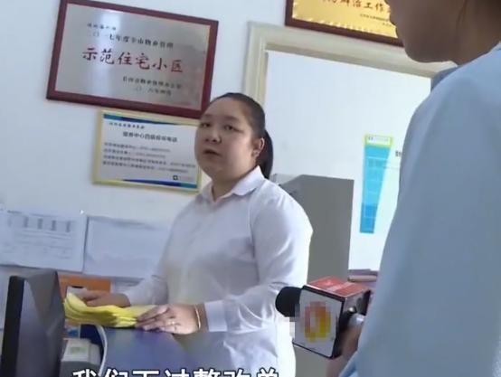 新房入户门被邻居封死