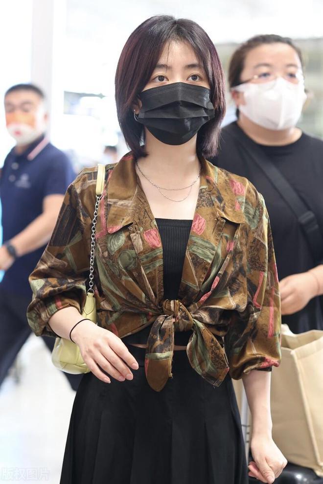 谭松韵亮相北京机场，她这次搭配的很靓丽，看上去像个迷人的少女