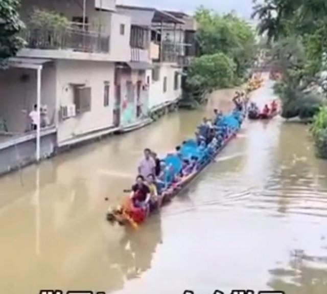 佛山龙舟划手嫌晦气喊话驱赶桥上女性，女人能上神舟却不能上龙舟