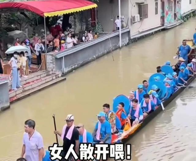 佛山龙舟划手嫌晦气喊话驱赶桥上女性，女人能上神舟却不能上龙舟