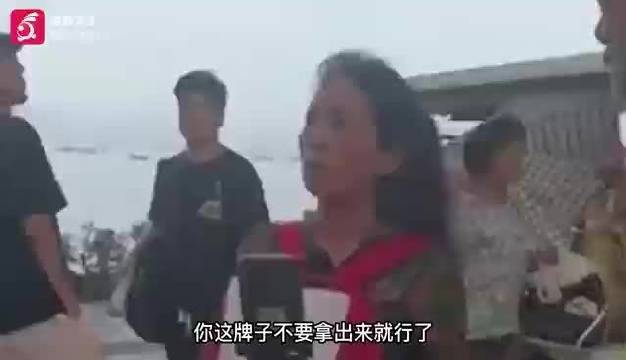 女子在西湖举牌寻亲被制止工作人员：引人员聚集有安全隐患