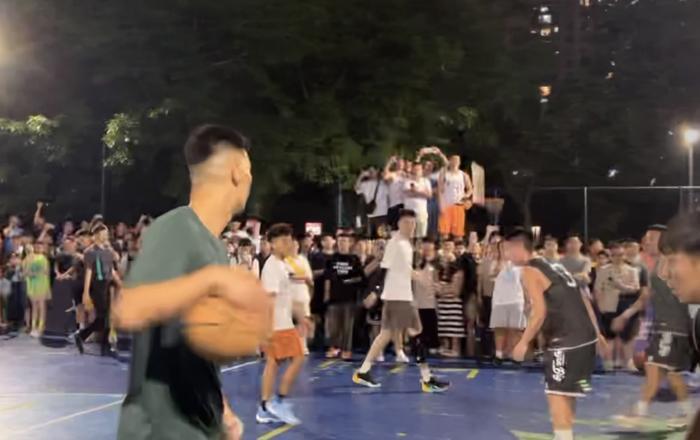 林书豪张镇麟夜袭野球场