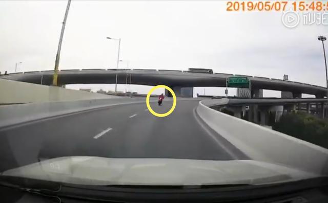上海男子骑摩托高速过弯撞高架桥护栏，坠桥后砸中公交车顶身亡