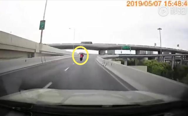 上海男子骑摩托高速过弯撞高架桥护栏，坠桥后砸中公交车顶身亡