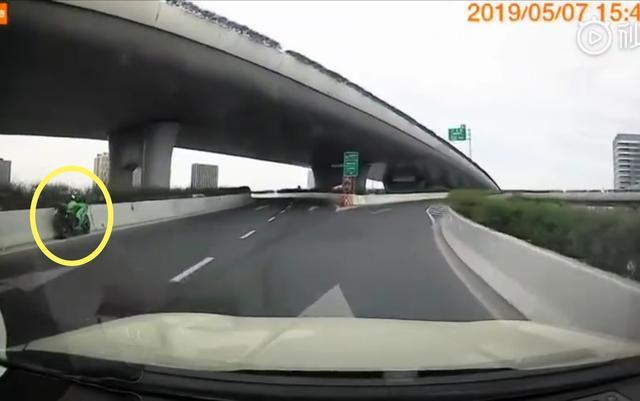 上海男子骑摩托高速过弯撞高架桥护栏，坠桥后砸中公交车顶身亡