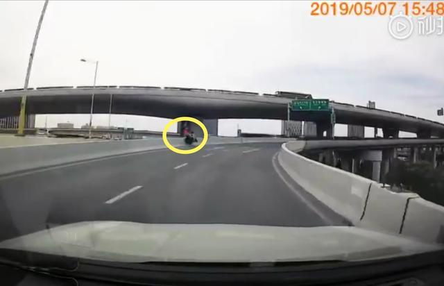 上海男子骑摩托高速过弯撞高架桥护栏，坠桥后砸中公交车顶身亡