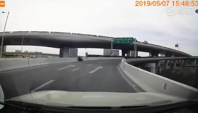 上海男子骑摩托高速过弯撞高架桥护栏，坠桥后砸中公交车顶身亡