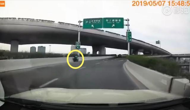 上海男子骑摩托高速过弯撞高架桥护栏，坠桥后砸中公交车顶身亡