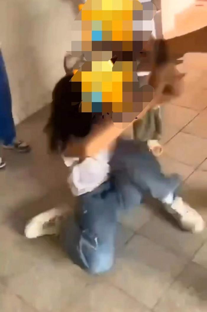 广东广宁通报“一女学生在学校被逼下跪”