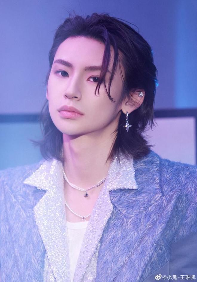 “小鬼”王琳凯被拍到乱扔烟头后道歉，这些明星也乱扔过烟头