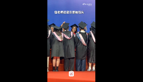 学生帽穗丢了老师无实物拨穗