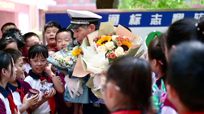 17年从未缺席，毕业照上他“C位”出圈！