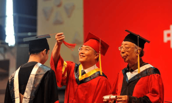 “博士后宝宝”走红，一天陪父母赶两场毕业礼，学霸的宝宝不好当
