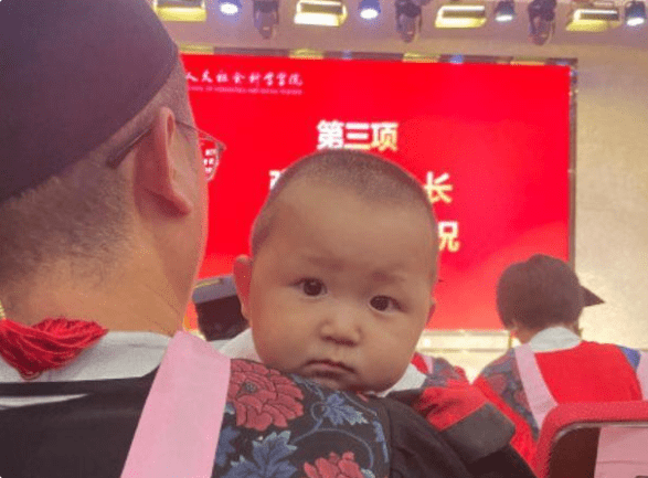 “博士后宝宝”走红，一天陪父母赶两场毕业礼，学霸的宝宝不好当