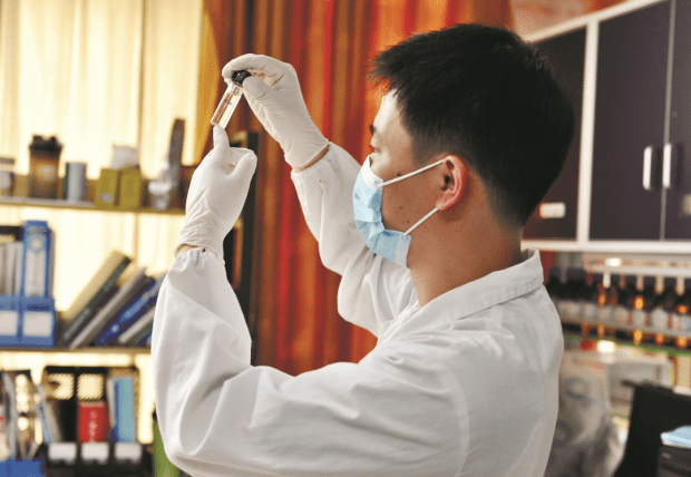 “博士后宝宝”走红，一天陪父母赶两场毕业礼，学霸的宝宝不好当