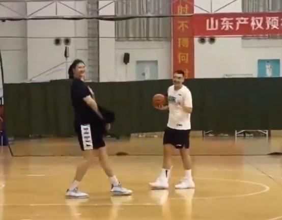 16岁女篮小将张子宇亮相济南中小学生体育联赛身高已达2米27！