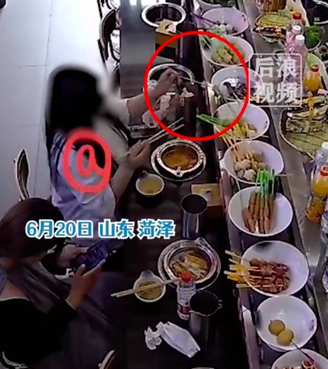 为了少付钱，女孩吃转转火锅吃一半放回一半，商家回应：我们是按签子算钱，虽然钱不多，但很不道德


