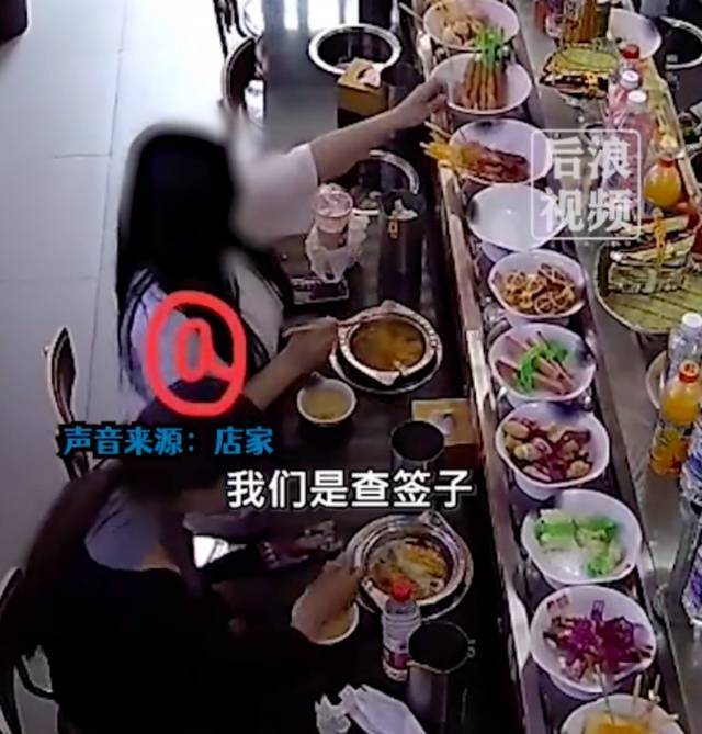 为了少付钱，女孩吃转转火锅吃一半放回一半，商家回应：我们是按签子算钱，虽然钱不多，但很不道德

