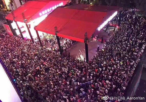 炎亚纶商演人气爆棚现场出动特警网络瘫痪

