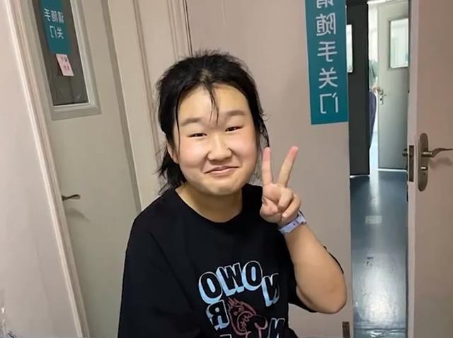 河南一女孩高考后决定割双眼皮，妈妈全程陪同鼓励：无条件支持！