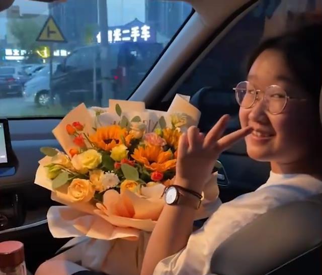河南一女孩高考后决定割双眼皮，妈妈全程陪同鼓励：无条件支持！