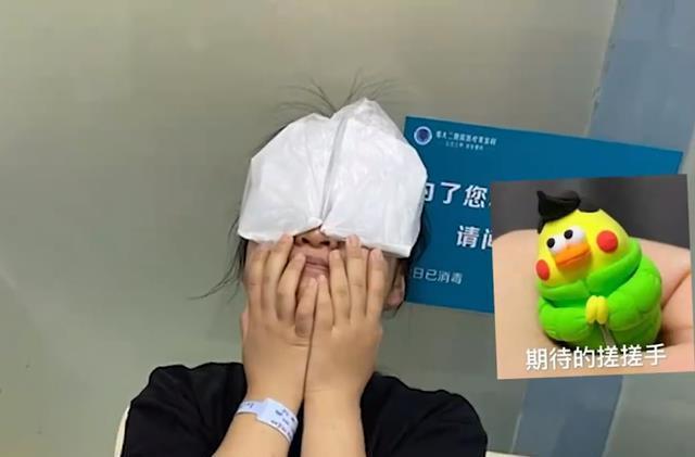河南一女孩高考后决定割双眼皮，妈妈全程陪同鼓励：无条件支持！