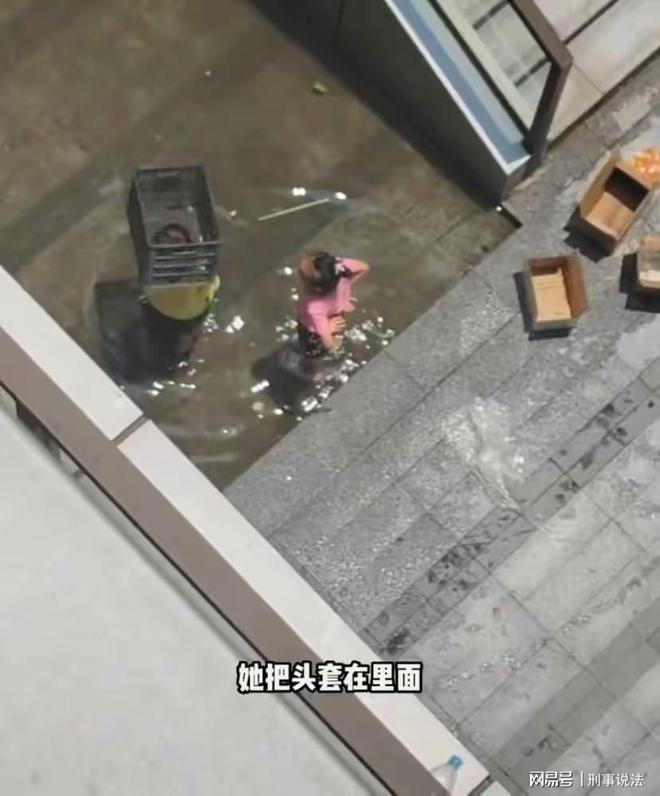 太坏了！老太太对此高空抛物屡教不改，又抛塑料框砸中小孩
