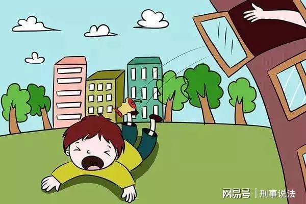 太坏了！老太太对此高空抛物屡教不改，又抛塑料框砸中小孩
