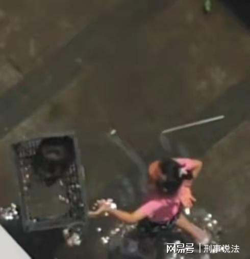 太坏了！老太太对此高空抛物屡教不改，又抛塑料框砸中小孩