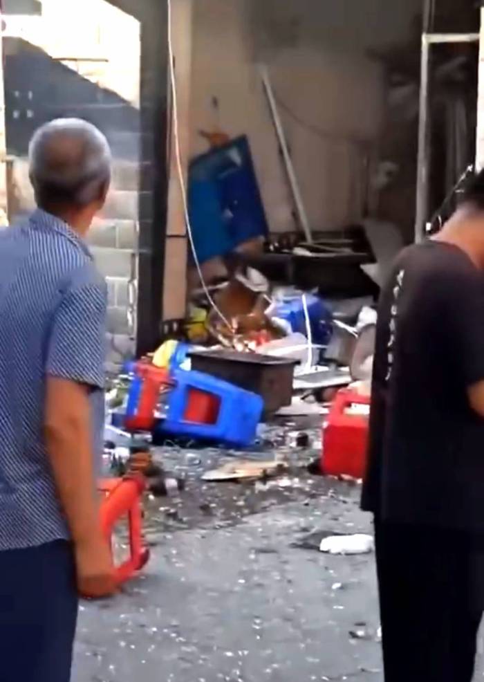 40余户门窗玻璃碎一地！鸡东镇一烧烤店清晨突发爆炸

