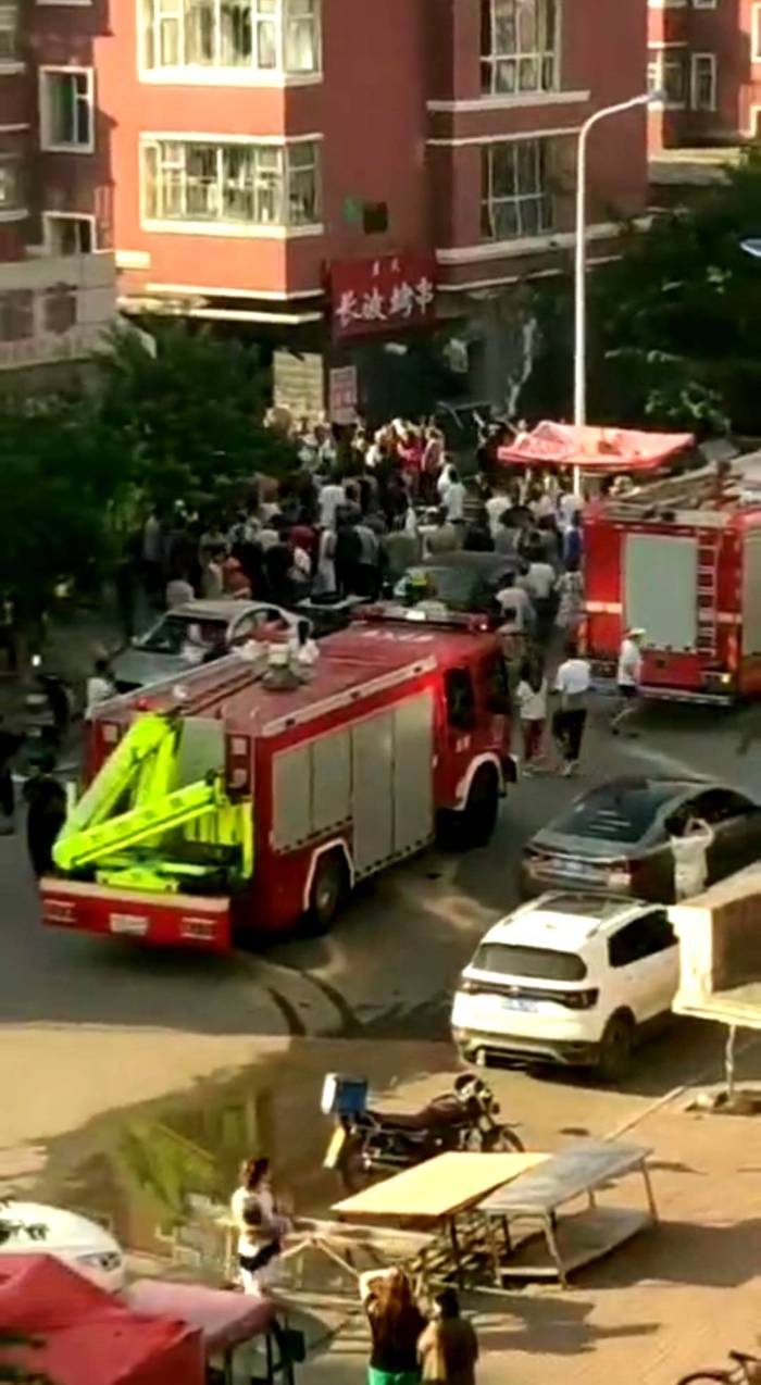 40余户门窗玻璃碎一地！鸡东镇一烧烤店清晨突发爆炸

