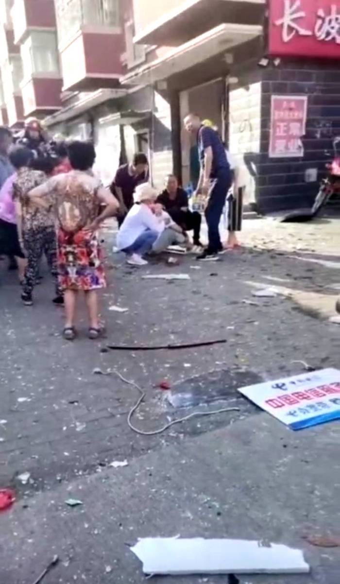 40余户门窗玻璃碎一地！鸡东镇一烧烤店清晨突发爆炸

