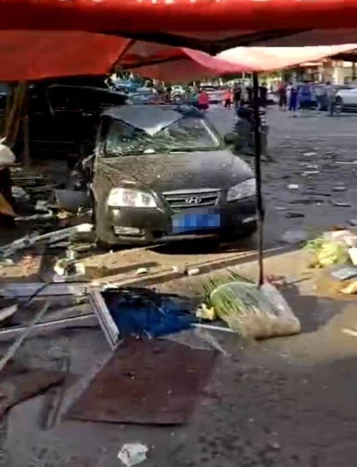 40余户门窗玻璃碎一地！鸡东镇一烧烤店清晨突发爆炸

