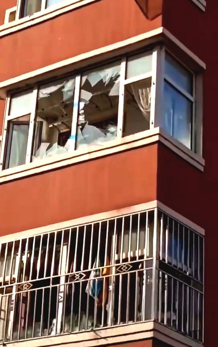 40余户门窗玻璃碎一地！鸡东镇一烧烤店清晨突发爆炸

