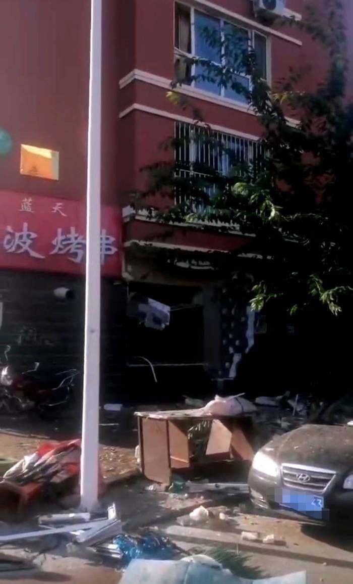 40余户门窗玻璃碎一地！鸡东镇一烧烤店清晨突发爆炸

