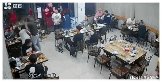 9人被逮捕，烧烤店打人事件更多细节曝光