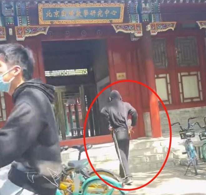 “看后脑勺就知道是韦神”，网友街边偶遇韦东奕，走路姿势太抢眼