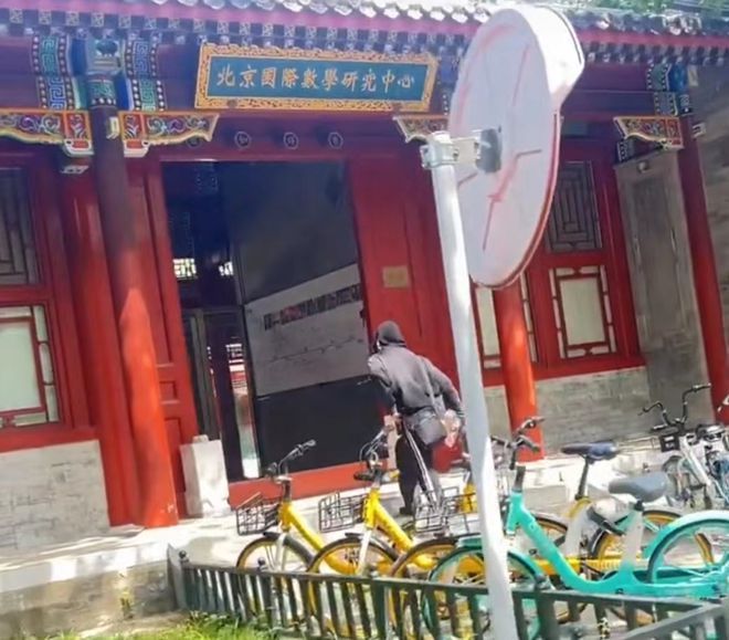 “看后脑勺就知道是韦神”，网友街边偶遇韦东奕，走路姿势太抢眼