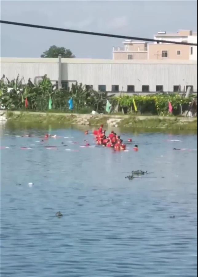 龙舟训练时侧翻致30余人落水，其中1人遇难，当地正全力搜寻1名失联者