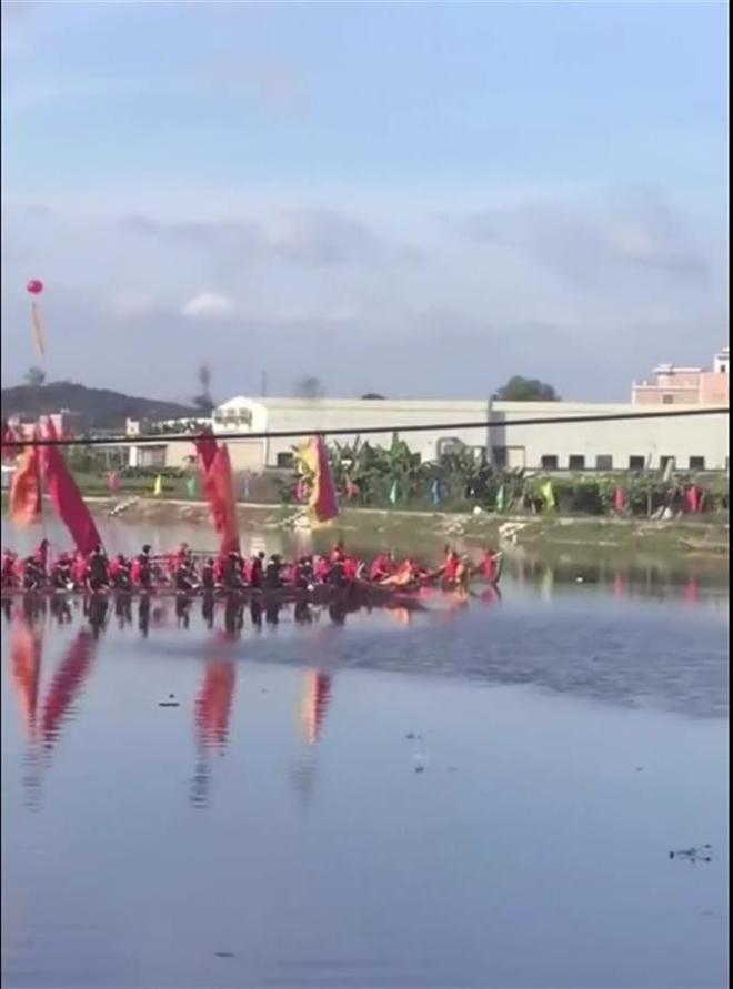 龙舟训练时侧翻致30余人落水，其中1人遇难，当地正全力搜寻1名失联者