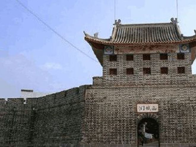 大黄狗舔醒饿晕男子，叼来鸡腿，男子却一脚将它踢开，众人泪目