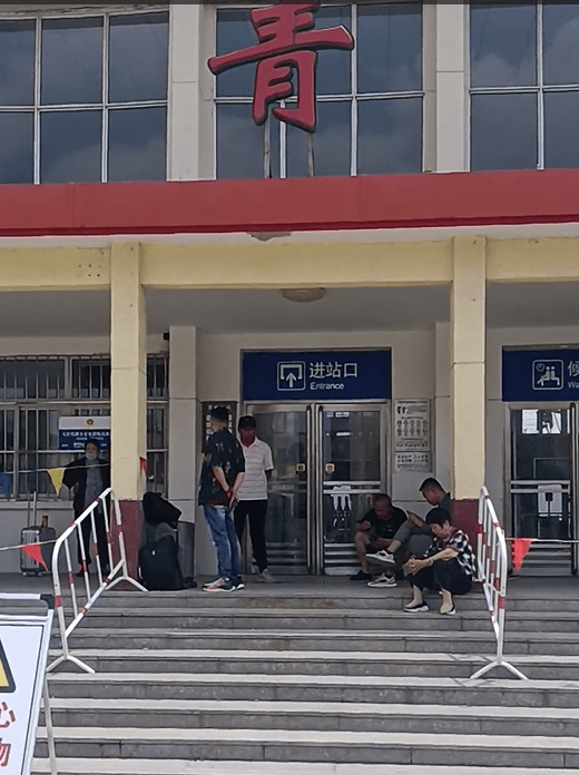 火车站回应中午锁门致乘客高温下苦等