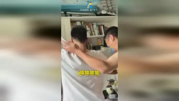 男生高考查分601激动满屋蹦跳