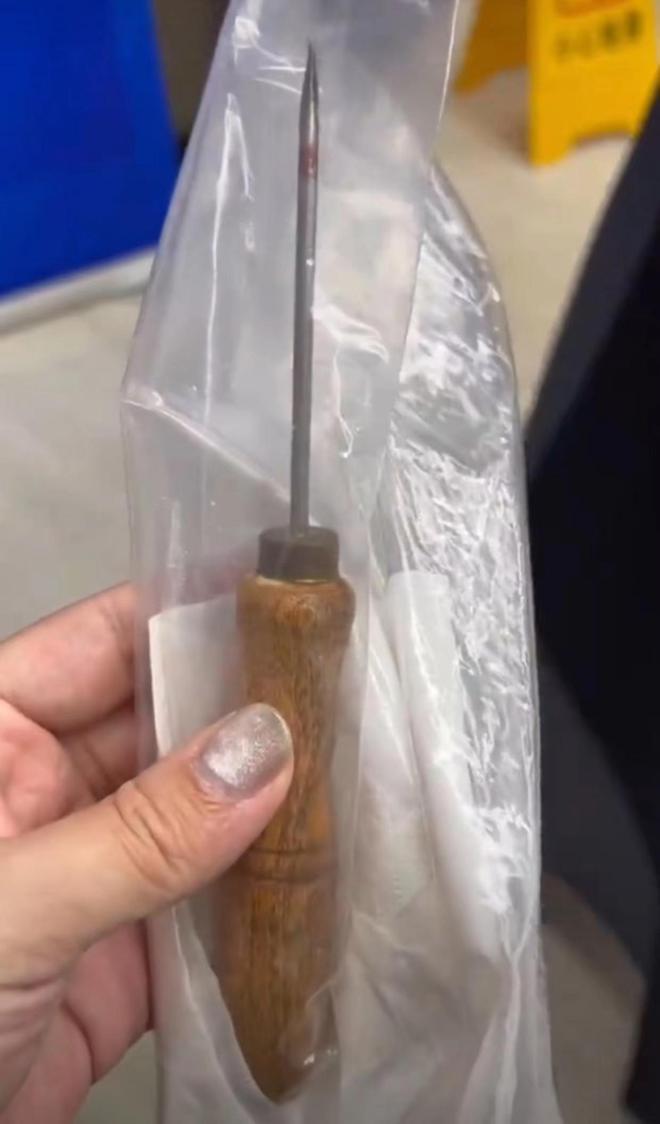 太可怕！男孩被同学用5厘米铁锥整个刺入小腿，伤人者多次霸凌