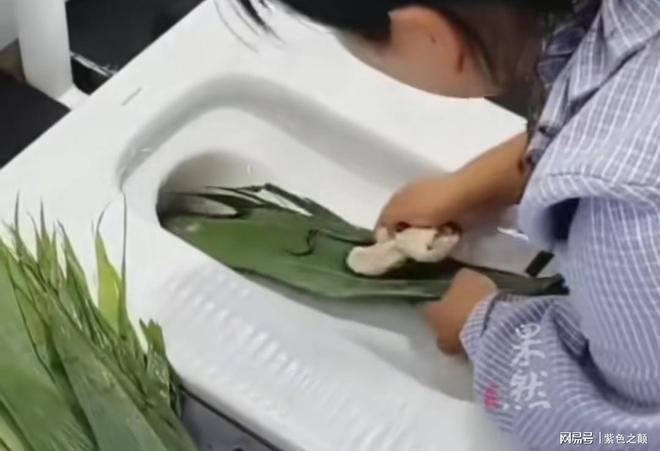 女子店内用蹲便器洗粽叶，店主：清水洗的，比洗菜盆干净